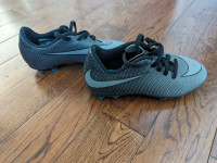 Youth Nike Soccer Cleats Size - Size 1
