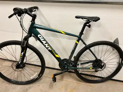 Selling size large Giant Roam 2 Bike, like new condition. Bike is great for riding around the city,...