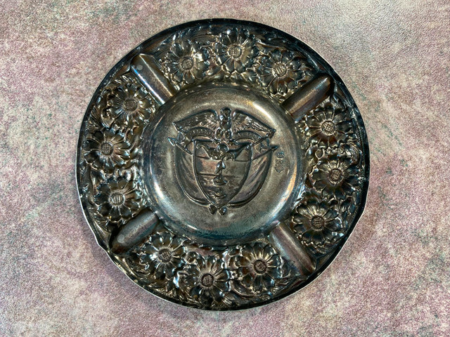 SOLID SILVER .900 - COAT OF ARMS - FLORAL DESIGN. dans Art et objets de collection  à Longueuil/Rive Sud - Image 4
