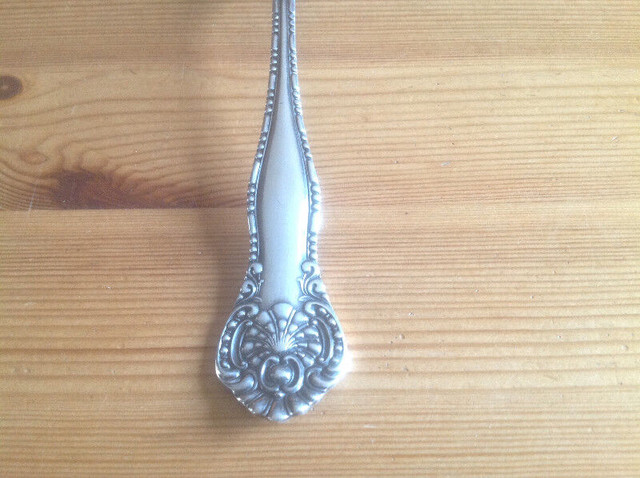 ANTIQUE WM. ROGERS ORNATE PATTERN -BERRY/CASSEROLE SERVING SPOON in Arts & Collectibles in Thunder Bay - Image 4