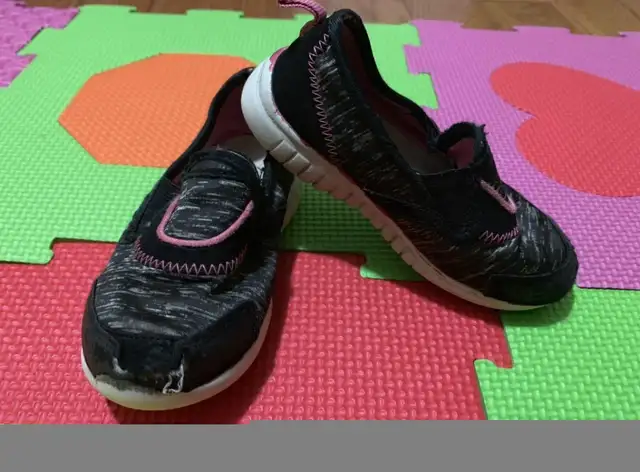 5 pairs of girls shoes (4 size 7s, 1 size 8) in Kids & Youth in City of Toronto - Image 3