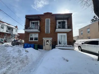 3 ½ à louer – Limoilou – Disponible juillet – 1100$ Beau 3 ½ lumineux situé dans un triplex tranquil...