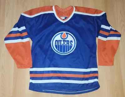 -Edmonton Oilers CCM Maska. Late 80s early 90s front jersey patch very nice. Back arms have various...