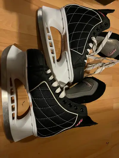 Patins à glace pour homme Grandeur 8 us très peu porté Venir chercher à pointes aux trembles