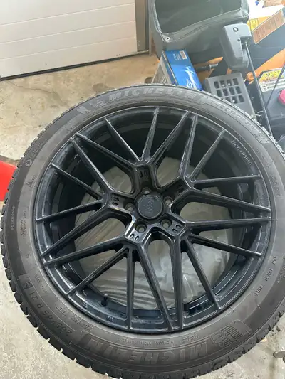 Like New winter tires and Rims. Used only for 200 km fits a Hyundai palisade