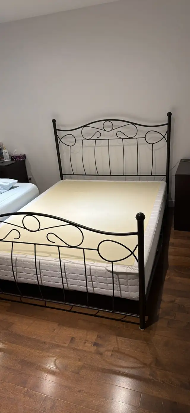 Grand lit (Queen) avec sommier in Beds & Mattresses in Longueuil / South Shore - Image 2