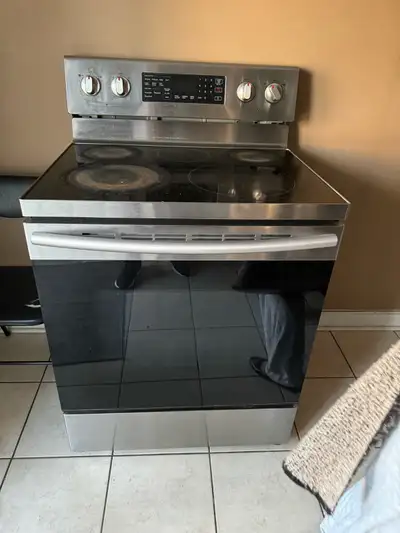 Samsung electric range in good condition perfect for any kitchen Key features include: - Electric co...