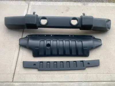 Removed from 2008 Jeep Weangler JK Sahara: -FRONT bumper (slightly damaged, see picture) -REAR bumpe...