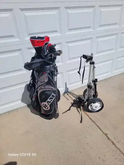 Right handed men's golf clubs. Full set plus golf balls. Includes carrier..