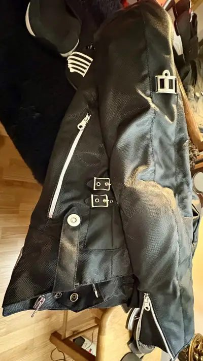 This is an Icon motorcycle jacket with great styling and practical protection.Removable quoted liner...