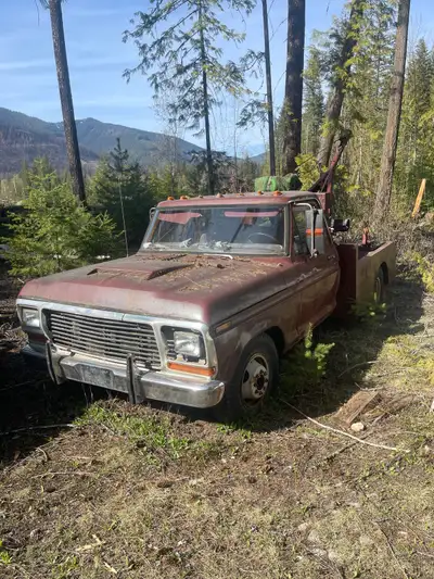 Classic dent side tow truck with Holmes 440 deck . Has PTO winch (no PTO) and warn 8274 . FE motor 3...