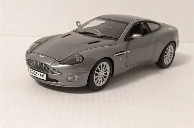 BEANSTALK 1/18 ASTON MARTIN V12 VANQUISH 007 // autoart kyosho in Arts & Collectibles in Oakville / Halton Region - Image 2