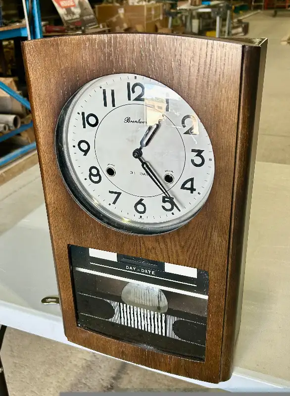 “Brentwood” 31 Day Wall Clock (w Pendulum & Key) in Home Décor & Accents in Mississauga / Peel Region - Image 7