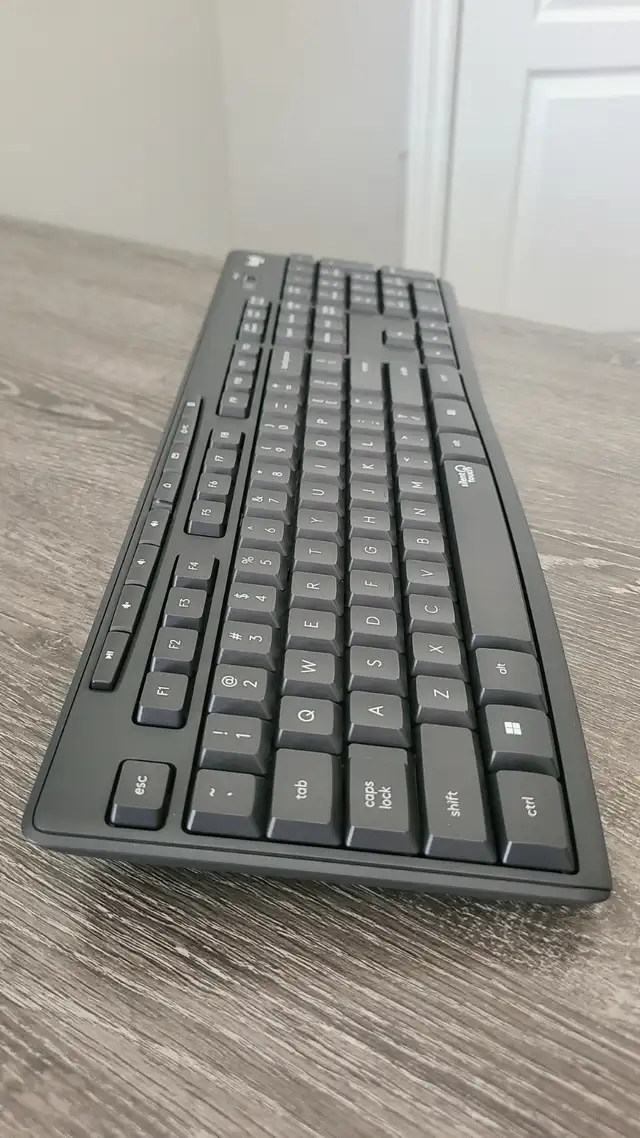 Logitech MK295 Wireless Mouse and Keyboard Combo (Silent Clicks)576039802246932485