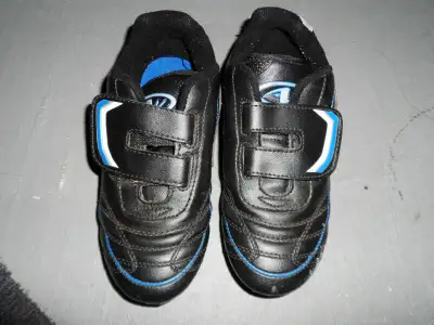 SOCCER SHOES - YOUTH SIZE 1, View more