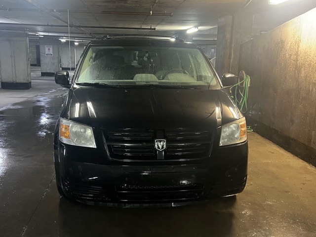 2010 Dodge Grand Caravan SE – 7 Passenger – 240,000 km — photo 2