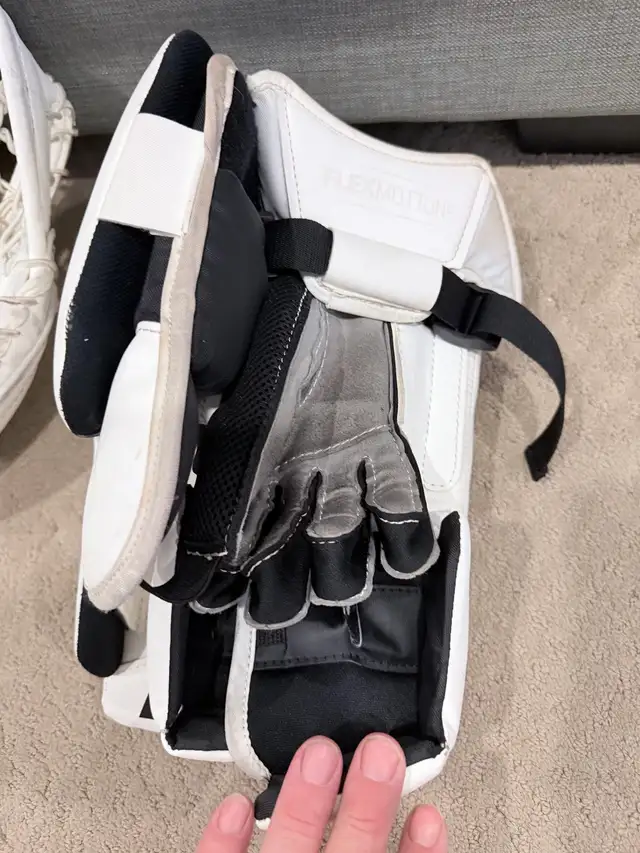 CCM EFlex 6.5 Goalie Catcher and Blocker in Hockey in Markham / York Region - Image 5