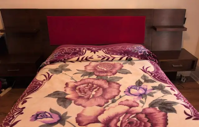 Lit queen in Beds & Mattresses in City of Montréal - Image 3