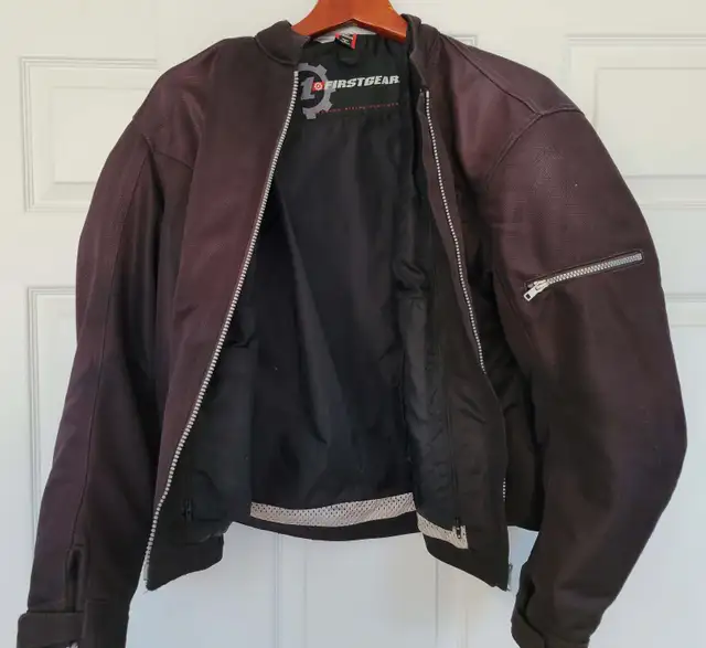 Excellent Woman's Motorcycle Jacket in Women's - Tops & Outerwear in Oshawa / Durham Region - Image 4