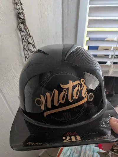 Stay safe on the road with this stylish, pre-owned Carat motorcycle helmet, perfect for those who va...