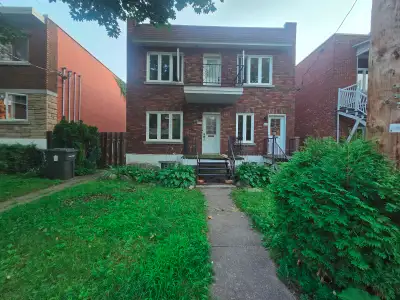 English Below Ce magnifique 5 1/2 en duplex inférieur, entièrement rénové, vous offre une expérience...