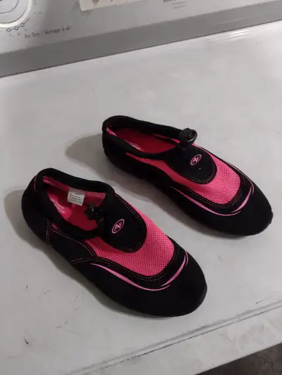 Women's slip on foot wear. Brand new, size 4/5 .
