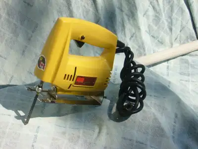 Scie sauteuse elec. Shop mate. Or/brune. Tres propre., View more