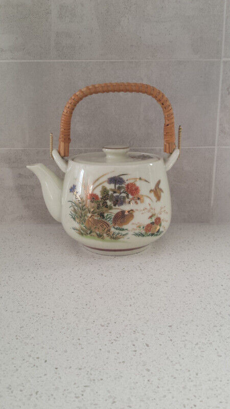 VINTAGE JAPANESE SATSUMA TEAPOT & CUPS/THREE VASES in Arts & Collectibles in Kitchener / Waterloo - Image 2