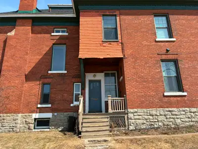 This bright and well-maintained upper 2-bedroom, 1-bathroom apartment is located in a quiet multi un...
