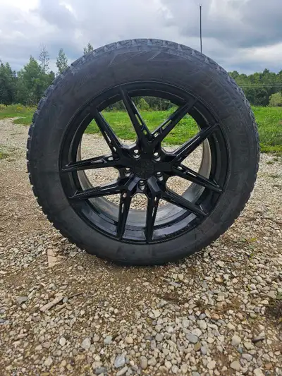 255/55/R20 4 tires RUFFINO rims 5x120 bolt pattern Previously on a 2017 Landrover Discovery HSE Car...