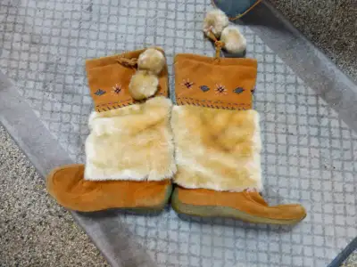 Native Mukluks-size 7-excellent condition.