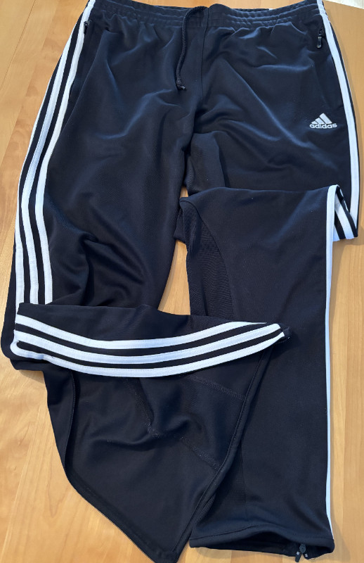 Adidas Black and White Track Suit dans Femmes - Hauts et vêtements d'extérieur  à Longueuil/Rive Sud - Image 4