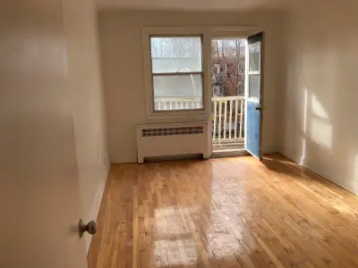 A louer 4 1/2 au 5175 rue Saint Hubert, Plateau Mont Royal, 1er étage, 2 chambres fermées, séjour, r...
