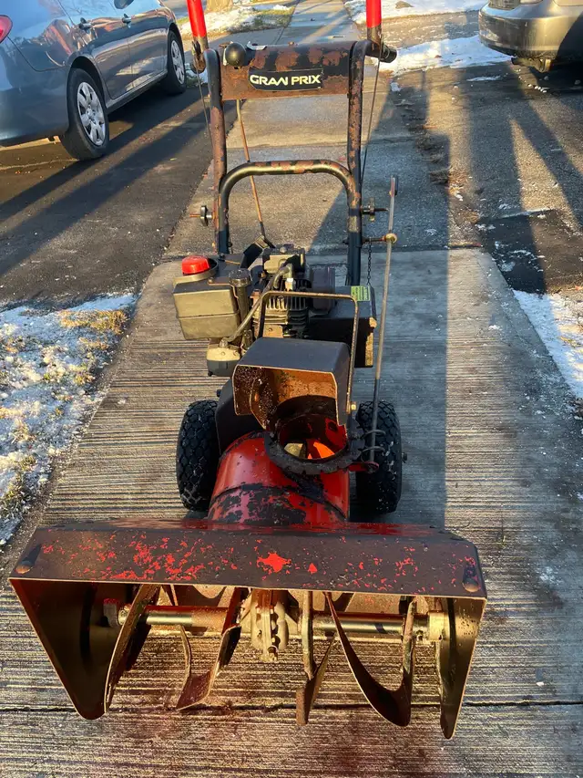 Gran Prix snowblower in Snowblowers in Mississauga / Peel Region - Image 4