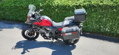 Moto Suzuki Vstrom 650 Année 2016 Condition A1 Pneus neufs Chaîne neuve Poignées chauffantes Prise 1...