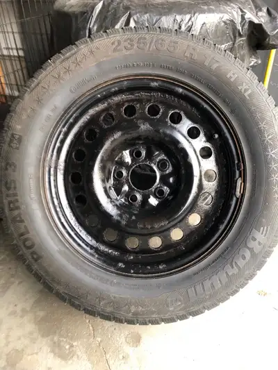 235-65-17 (set of 4) 5x120 bolt pattern Fits Honda/Acura, BMW, Chevy, Cadillac Can meet in GTA