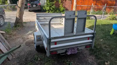 Remorque 4 x 8.5pi. parfaite pour déménagement ou transporter une moto ou des matériaux. Elle est en...