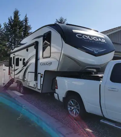 2021 KEYSTONE COUGAR 24RD 5TH WHEEL TRAILER Like New Used 6 Times Sleeps 4, 2 Slide Outs, Large T. V...