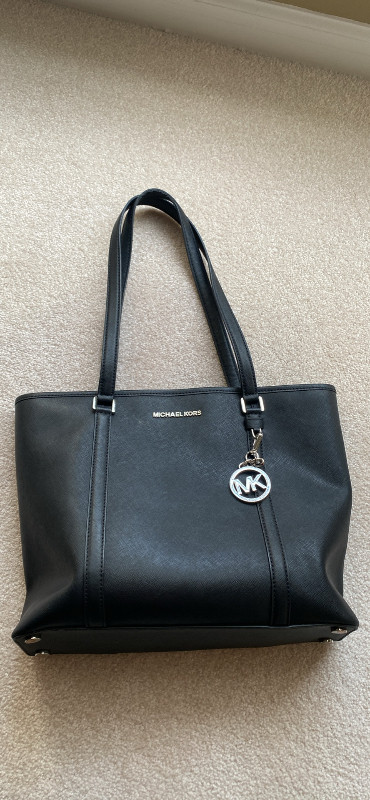 Michael Kors purse in Women's - Bags & Wallets in Edmonton