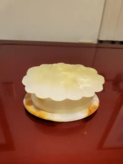 Onyx jewellery box, heavy nice. Can be used for jewellery, coins, etc.