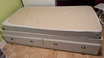 Lit simple avec tête de lit et bureau, View more