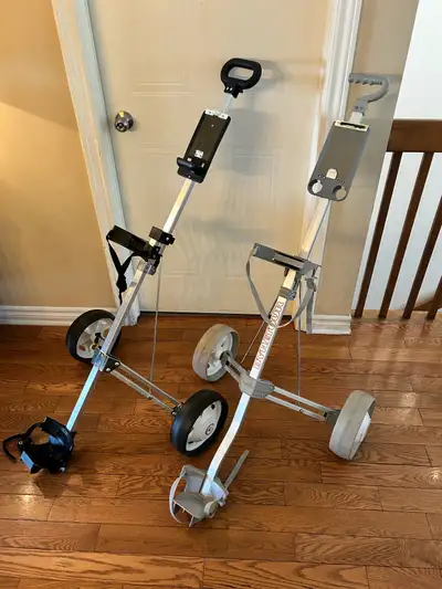 Chariot pour sac de golf 25$ chaque / each golf cart, View more