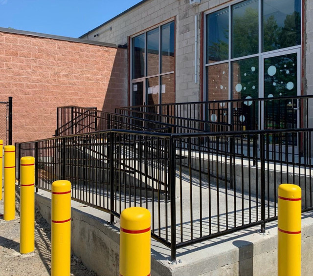 Cantilever/Commercial Gates and Bollards in Other in Mississauga / Peel Region - Image 2