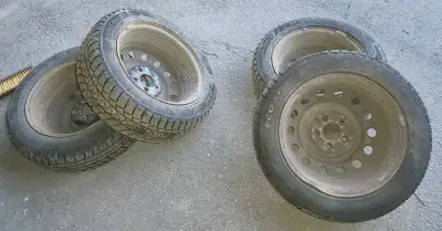 Pneus d'hiver - 205/55R16- montés sur jantes Minerva Eco Stud. Pneus utilisés 1.5 saisons. Jantes de...