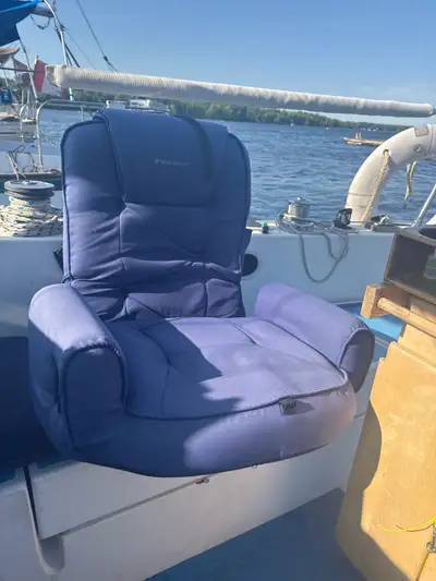 Good condition but faded comfortable boat seat can be carried like a backpack