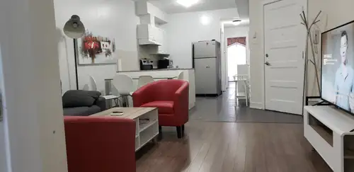 CONDO 4 ½ CLIMATISÉ, TOUT ÉQUIPÉ, MEUBLES, WIFI, ÉLECTROMENAGERS, STATIONNEMENT, À LOUER - MÉTRO SNO...