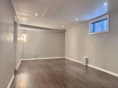 One Bedroom Basement Apartment, parking and utilities all inclusive - Thornhill Woods ( Hwy7/Bathurs...