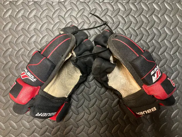 HOCKEY GLOVES in Hockey in City of Toronto - Image 3