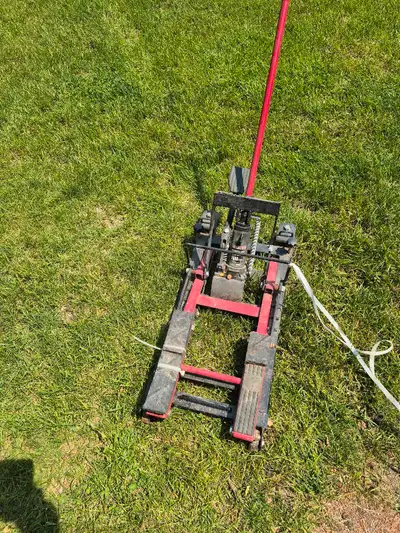 This is a used MotoMaster motorcycle jack with a 1500 lb capacity, perfect for lifting your motorcyc...