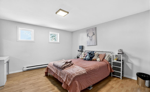Magnifique et spacieux 3 1/2 entièrement rénové, situé dans un secteur très recherché de Saint Janvi...